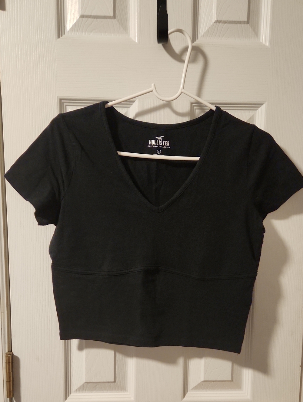 Hollister Black V‑Neck Cropped Tee - L